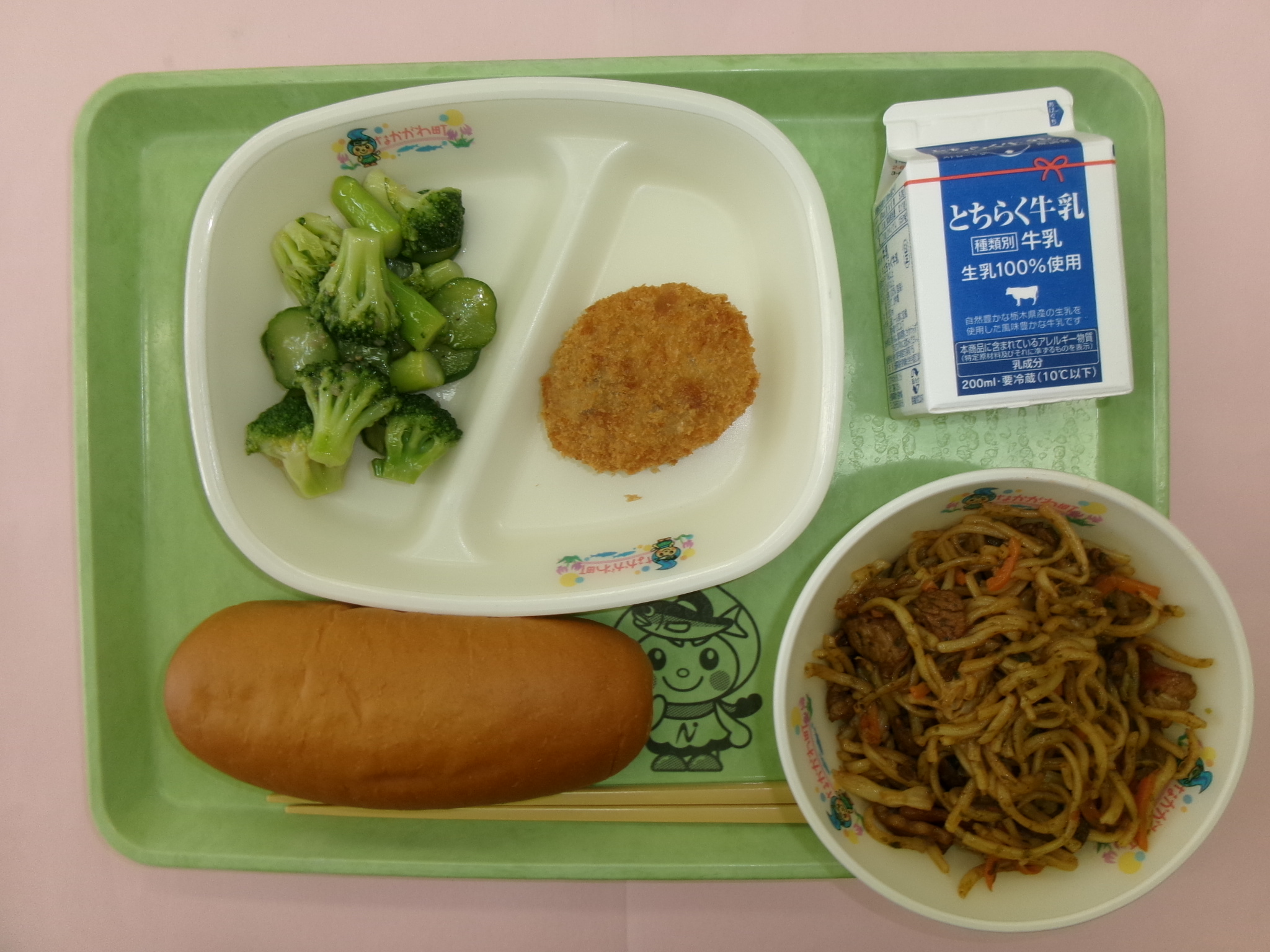 9月3日（木曜日）はちみつパンいかメンチカツグリーンサラダ焼きそば.JPG