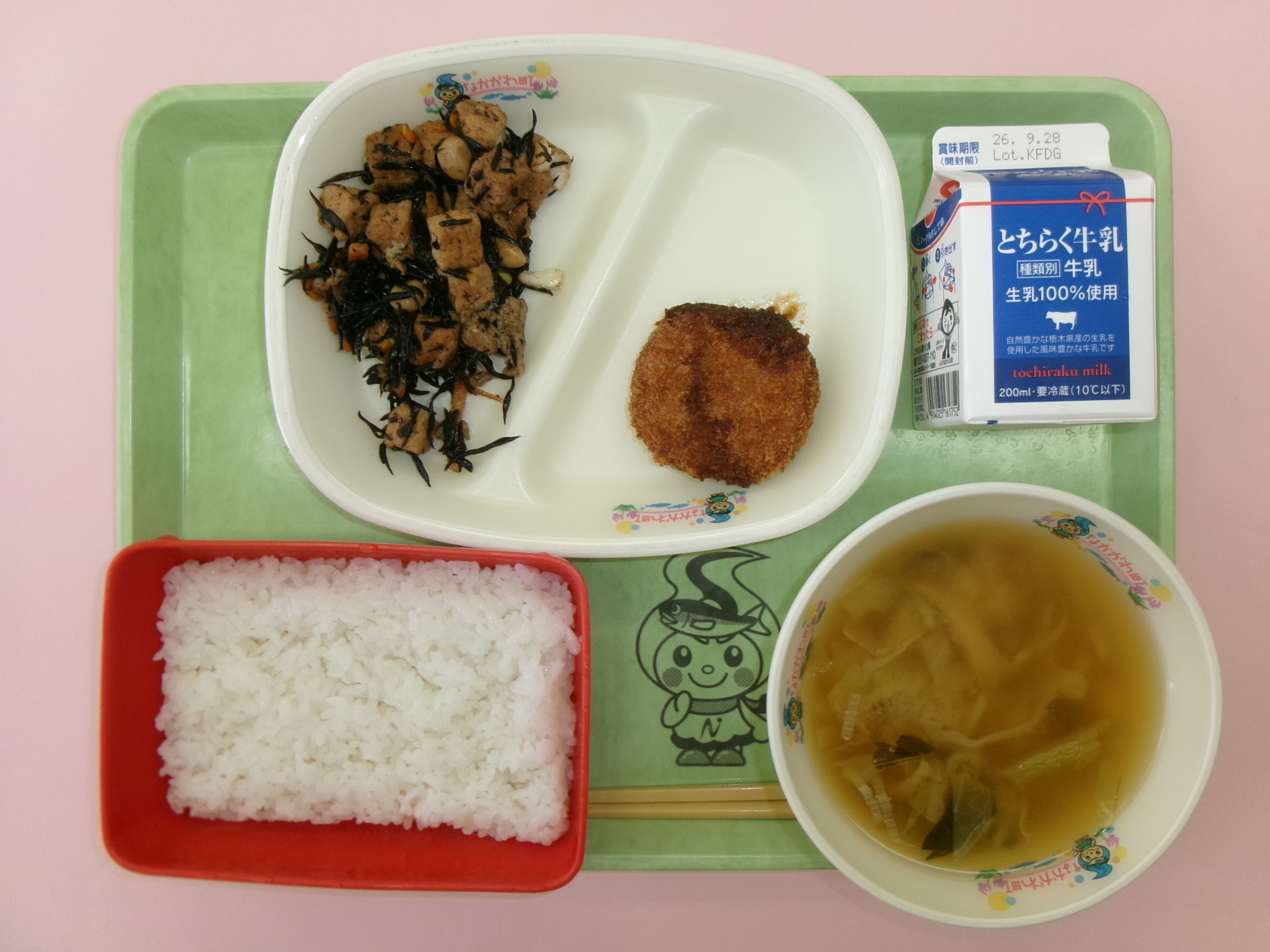 9月14日（月曜日）ごはん牛乳ソースメンチカツひじきと厚揚げの煮物かんぴょうの味噌汁.JPG