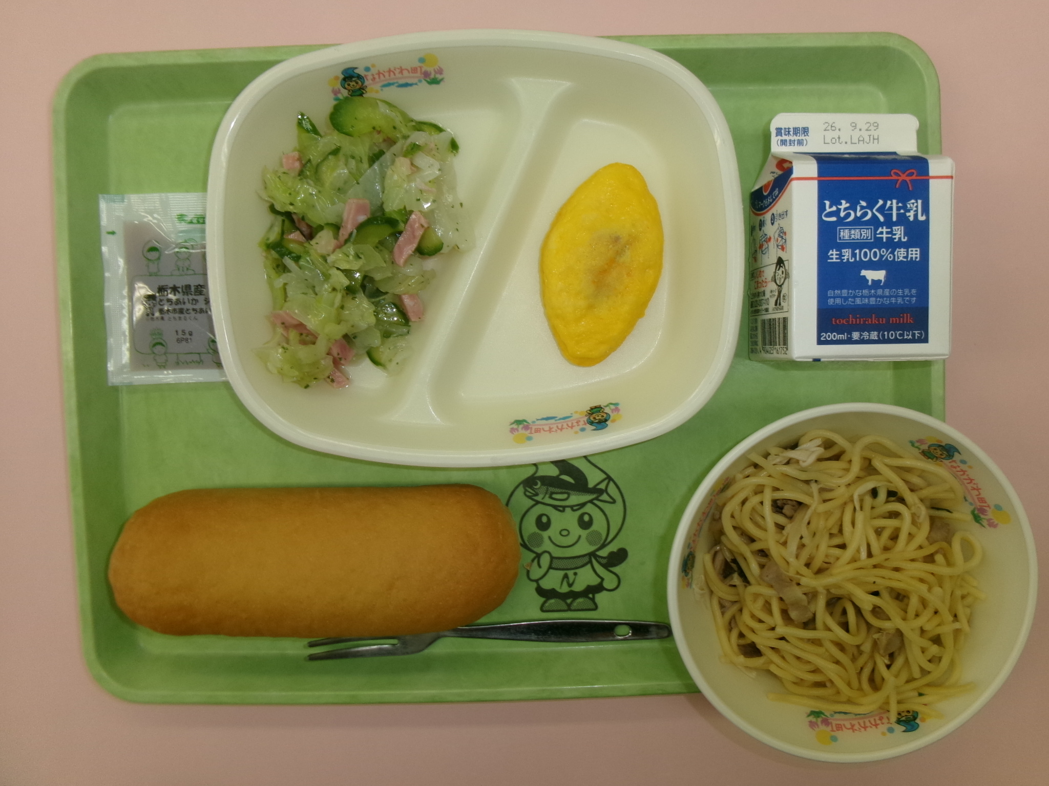 9月15日（火曜日）コッペパン牛乳とちあいかジャムトマトミートオムレツせん切りハムのマリネ和風きのこスパゲティ.JPG