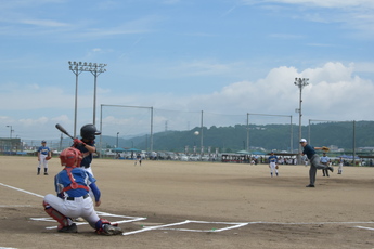 福島町長が始球式でボールを投げています