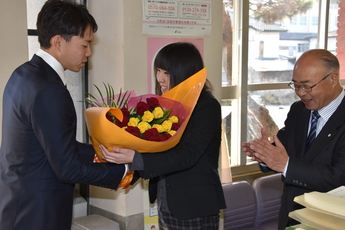 同級生の職員から花束を受け取る星選手