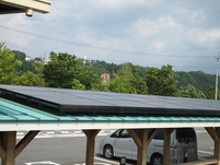 わかあゆ保育園の屋根に設置されたソーラーパネル