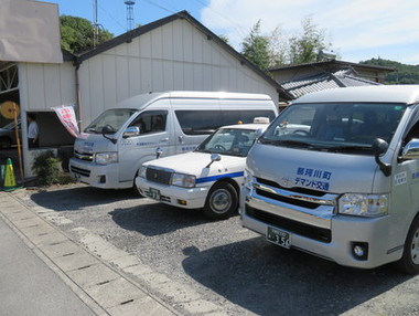 那珂川町デマンドタクシーの車両が並ぶ様子