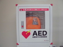 AEDがスタンドケースの中に設置されている写真