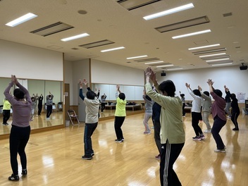 フィットネスをする参加者の写真