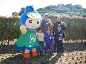 那珂川町のゆるキャラと参加者が記念撮影をしている写真