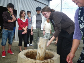 餅つきをする外国人女性の写真