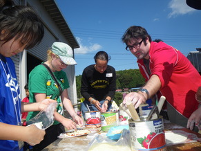 ピザ作りをする参加者の写真