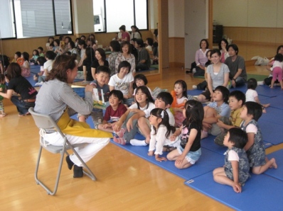 読み聞かせをしている写真