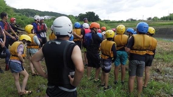 ライフジャケットを着用した子どもたちの写真