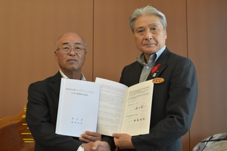 協定書を持って握手をする福田知事と福島町長 協定書を持って握手をする福田知事と福島町長