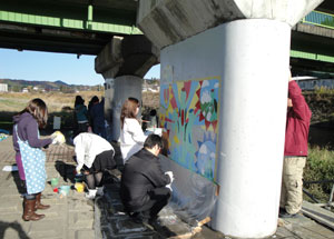 橋脚ペイント中の写真