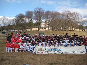 野球教室参加者と記念写真