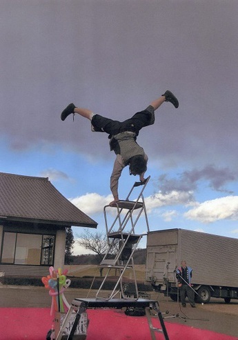 暮れ市の大道芸の写真