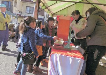 お楽しみ福引の写真