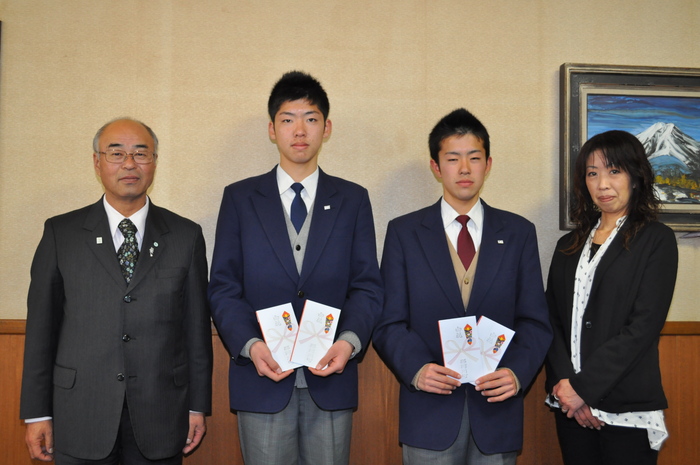 那須拓陽高校陸上部2人と町長室で写真