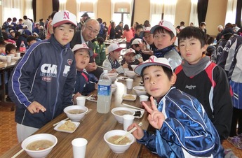 小川那珂クラブの団員と写真