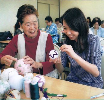 野州てんまり製作中の写真