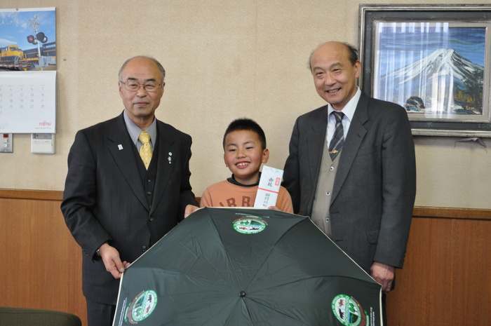 町長室にて小川小の山口校長先生と創生君の写真