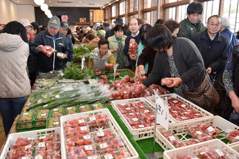 たくさんの人でにぎわう野菜直売所の写真
