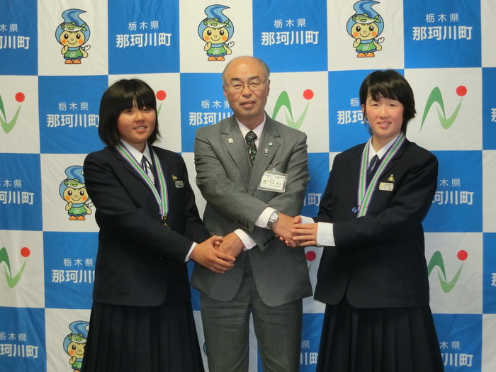 優勝チームの女子生徒2人が町長と握手をしている写真 優勝チームの女子生徒2人が町長と握手をしている写真