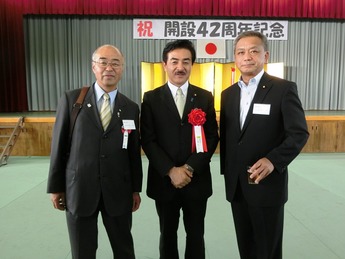 スーツを着た3人の男性の写真