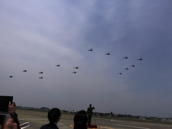 ヘリコプターの編隊飛行の写真