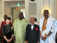 大使2名と大使館員と町長の写真