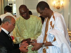 名刺交換をする大使と町長の写真