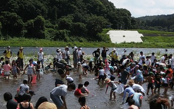 ケーブルテレビのカメラマンがつかみ取りの撮影をしている写真