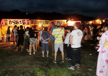 長い行列ができている露天商の写真