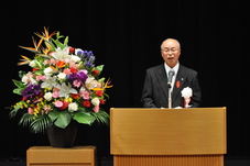 式典で挨拶をする町長の写真