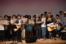 町うたを披露する参加者の写真