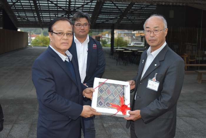 ラオス人民共和国計画投資大臣と町長の写真