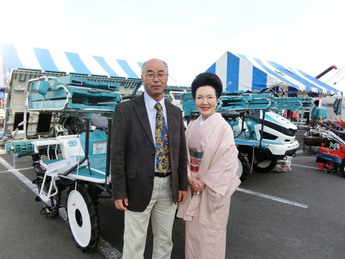 町長と和服を着た女性の写真