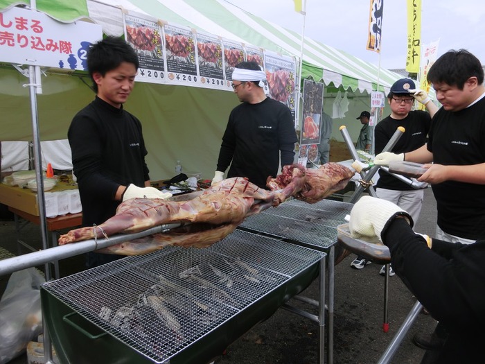 イノシシの丸焼きをしている写真