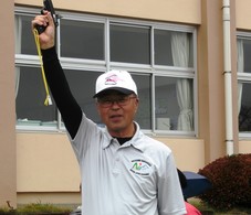 スタートの合図をする町長の写真