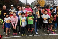 スタート前にゲストランナーと記念撮影をする参加者たちの写真