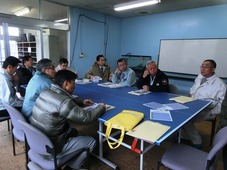 とらふぐ養殖施設で説明を聞く町長さんたちの写真