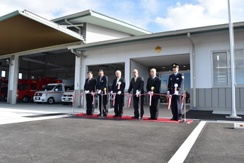 竣工式のテープカットの写真