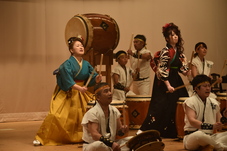 新成人とともにまほろば太鼓の演奏をしている写真