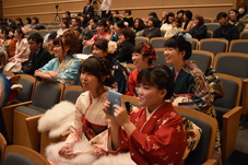 式典に参加している新成人の写真