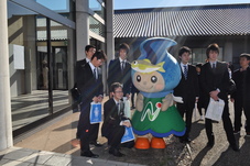 なかちゃんと記念撮影する新成人の写真