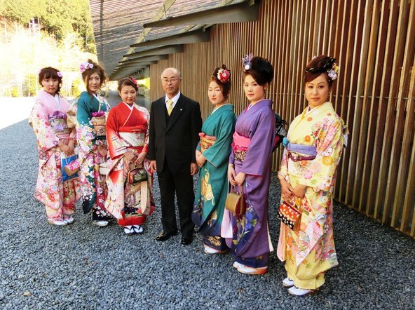 広重美術館で町長と記念撮影をする新成人の写真