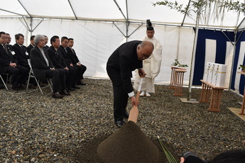 福島町長が鍬入れをしている写真