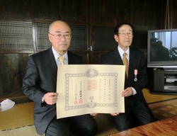 増子育男氏に叙勲の伝達をした写真