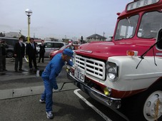 ボンネットバスと運転手の写真