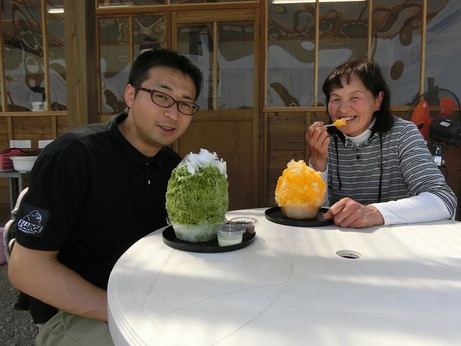 天然氷のかき氷を食べる男性と女性の写真