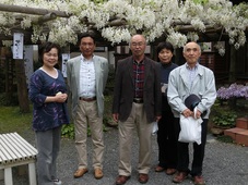 乾徳寺白フジの前で写真を撮る町長らの写真