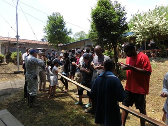 流しそうめんをする参加者たちの写真